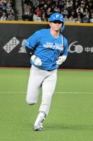 先制ソロを放ち、ダイヤモンドを回る郡司