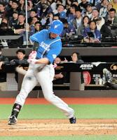 西川は右越えに２ランを放つ