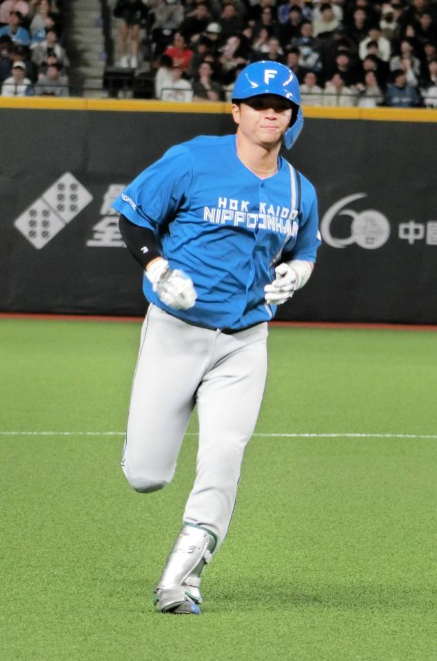 先制ソロを放ち、ダイヤモンドを回る郡司