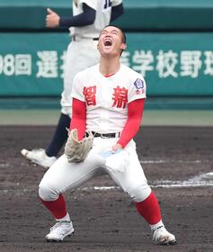 　神村学園に勝利し、喜びを爆発させる智弁学園・杉本（撮影・西田忠信）