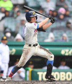 　８回、右前適時打を放つ花咲徳栄・岩井虹太郎