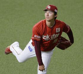 　キャッチボールで調整する荘司