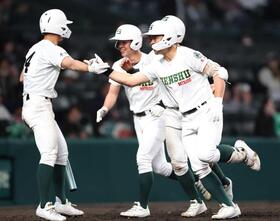 　８回、３ランを放ち笑顔で生還する専大松戸・吉田（右）＝撮影・中田匡峻