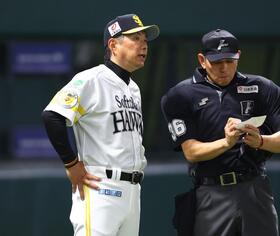 ８回、選手交代を告げる小久保監督（左）＝撮影・中島達哉