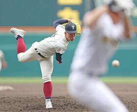 　５回、力投する大阪桐蔭・吉岡（撮影・中田匡峻）