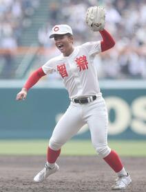 　田中を打ち取り、完投勝利する杉本（撮影・中田匡峻）