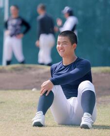 　大阪桐蔭との決勝を前に、練習で笑顔を見せる智弁学園・杉本