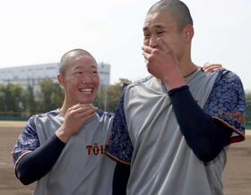 　笑顔を見せる大阪桐蔭・吉岡（左）と川本（撮影・中田匡峻）