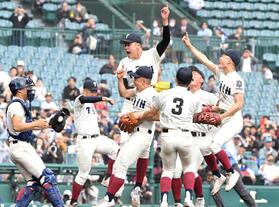 　優勝し歓喜する川本（中央）ら大阪桐蔭ナイン（撮影・高部洋祐）