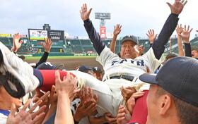 　胴上げされる大阪桐蔭・西谷監督（撮影・中田匡峻）