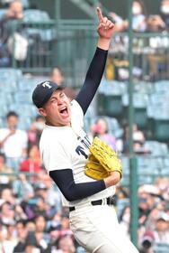 　優勝を決め、歓喜する大阪桐蔭・川本（撮影・高部洋祐）