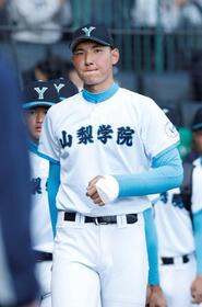 専大松戸に敗れ、厳しい表情で引き揚げる山梨学院・菰田陽生＝３月２７日