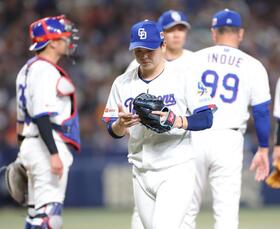 ６回途中に降板する中西（撮影・西岡正）