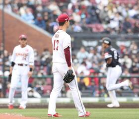 ３回、柳田に２ランを浴びた古謝（撮影・佐々木彰尚）