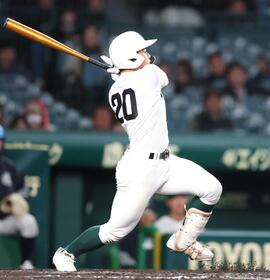 　九州国際大付戦で８回に３ランを放つ専大松戸・吉田＝３月２６日