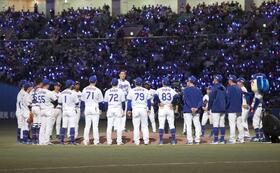 　試合後、円陣の中心で話す大野（撮影・西岡正）　