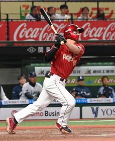 ４回、右線適時三塁打を放つＹＧ安田（撮影・持木克友）