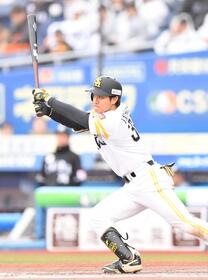 ７回、走者一掃の逆転適時二塁打を放つ柳町（撮影・開出牧）