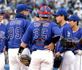 ３回、増田に３ランを浴び、井上監督（左）から降板を告げられる桜井（右から２人目）＝撮影・佐藤厚