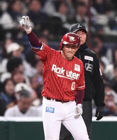 ８回、先制２点タイムリー三塁打を放ちＶサインをベンチに送る小深田（撮影・園田高夫）