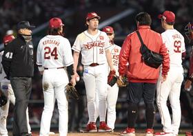 　４回、右足を痛め、表情をゆがめる前田健（撮影・金田祐二）