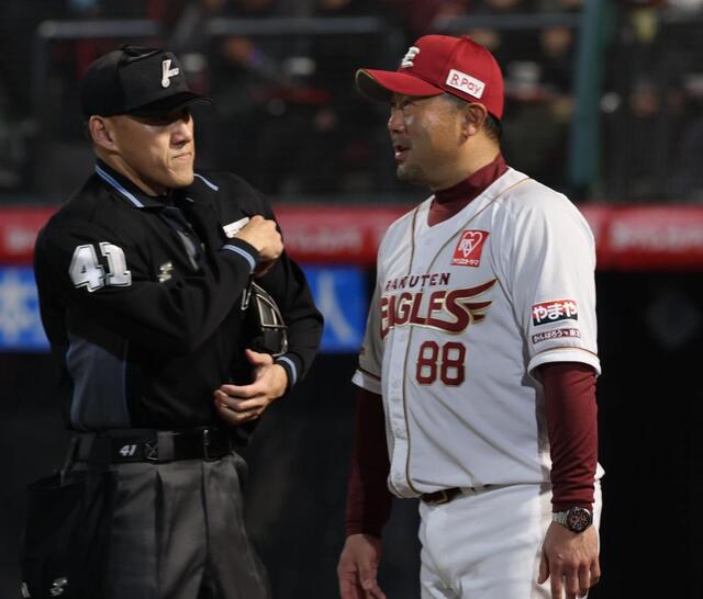 ウレーニャを替える三木監督（撮影・金田祐二）