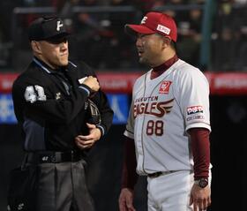 ウレーニャを替える三木監督（撮影・金田祐二）