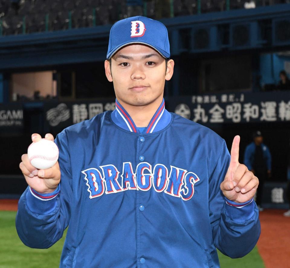 　ウイニングボールを手に笑顔を見せる根尾（撮影・佐藤厚）