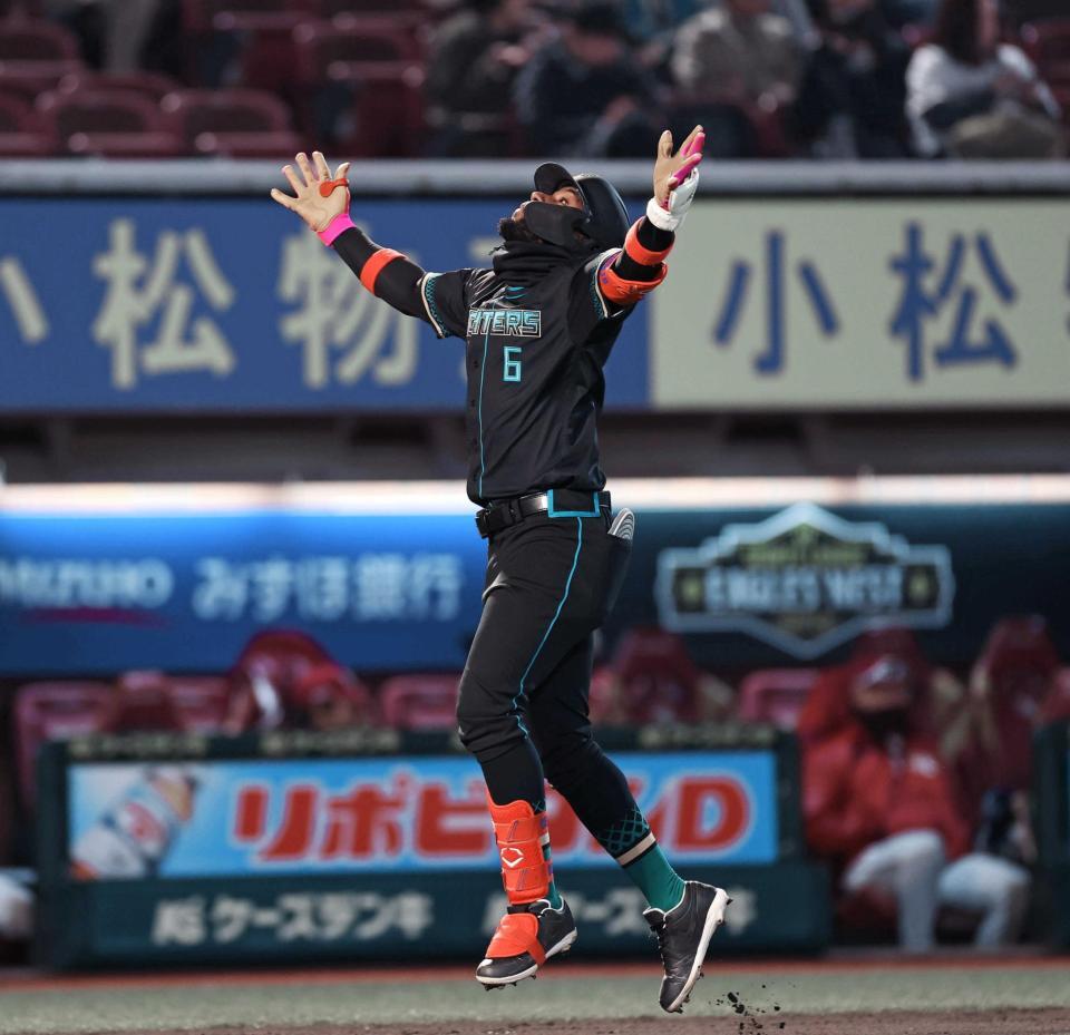 　４回、先制ソロを放ち両手を広げ生還するカストロ（撮影・金田祐二）