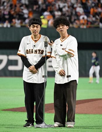 試合前に漫才を披露する昨年のＭ-１グランプリ王者のお笑いコンビ「たくろう」