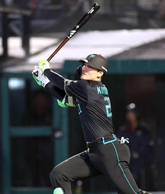 　６回、勝ち越しの５号３ランを放つ清宮幸（撮影・金田祐二）