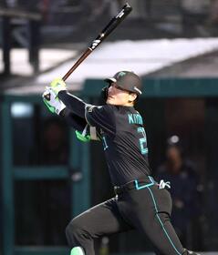 　６回、勝ち越しの５号３ランを放つ清宮幸（撮影・金田祐二）