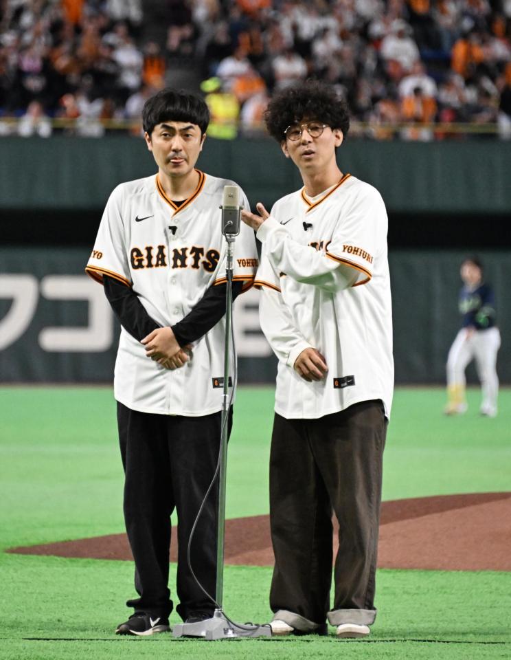 試合前に漫才を披露する昨年のＭ-１グランプリ王者のお笑いコンビ「たくろう」