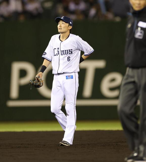 ９回、小川の遊ゴロを逆転の２点タイムリーエラーでがっくりの源田（撮影・金田祐二）