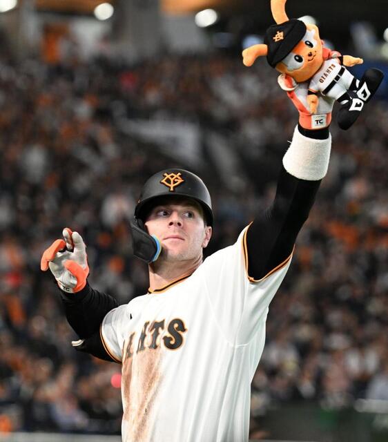 ７回、右越えソロを放ちポーズを決めるキャベッジ（撮影・開出牧）