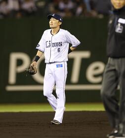 ９回、小川の遊ゴロを逆転の２点タイムリーエラーでがっくりの源田（撮影・金田祐二）