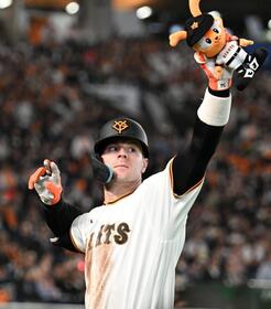 ７回、右越えソロを放ちポーズを決めるキャベッジ（撮影・開出牧）