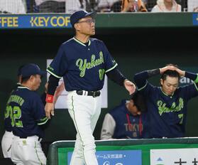 　８回、投手交代を告げる池山監督