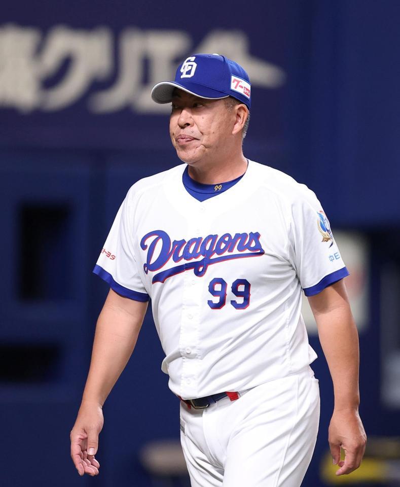 ４回を終え、選手交代を告げた井上監督（撮影・西田忠信）