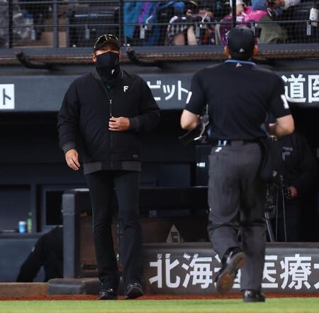 ５回、選手交代を告げる新庄監督（左）＝撮影・中島達哉