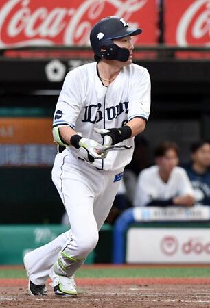 ９回、源田は右前に同点適時打を放つ（撮影・佐藤厚）