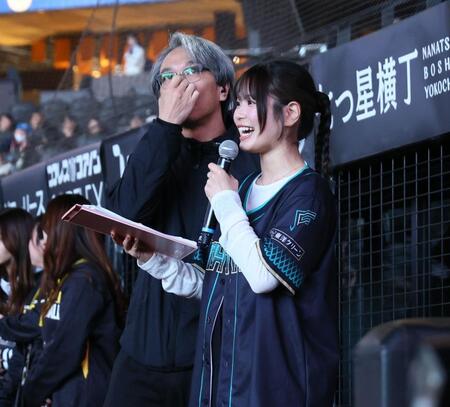 今年からヒーローインタビュアーを務めるＦビレッジアンバサダーの滝谷美夢さん（右）＝撮影・中島達哉