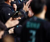 ３回、勝ち越し犠飛を放った水野を迎える新庄監督（撮影・中島達哉）