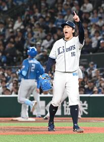 ７回、マルティネス（左）を三塁ゴロに仕留め吠える隅田（撮影・持木克友）