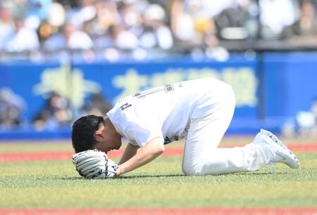 始球式を務め土下座するカカロニ・栗谷（撮影・開出牧）