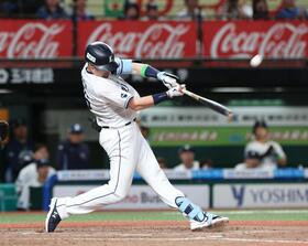 ２回、ネビンは左越えに２ランを放つ（撮影・佐々木彰尚）
