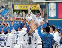 胴上げされるビシエド（撮影・石井剣太郎）