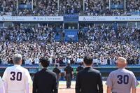 東京六大学野球春季リーグ戦の慶応大対早稲田大戦に訪れ、席に着かれる天皇陛下と長女愛子さま（代表撮影）