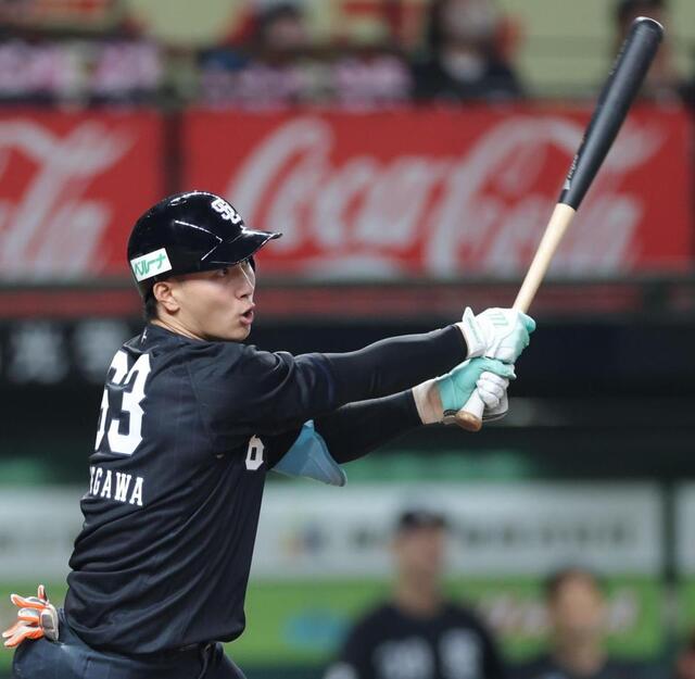 ９回、右前にサヨナラ打を放つ長谷川（撮影・西岡正）