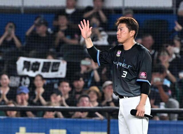 引退発表のロッテ・角中が涙のスピーチ